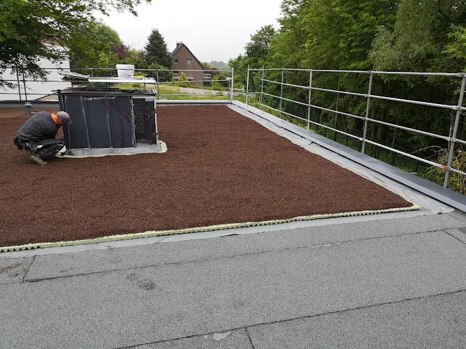 Dachdecker bei der Arbeit an einer Flachdach-Begrünung